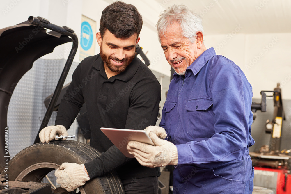 KFZ Meister als Ausbilder mit Mechatroniker Lehrling Stock Photo Adobe Stock