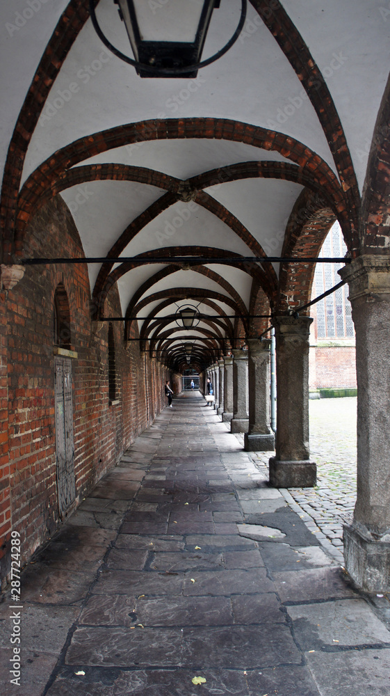 Obraz premium Old brick tunnel with lanterns, Market Square, Lubeck, Germany