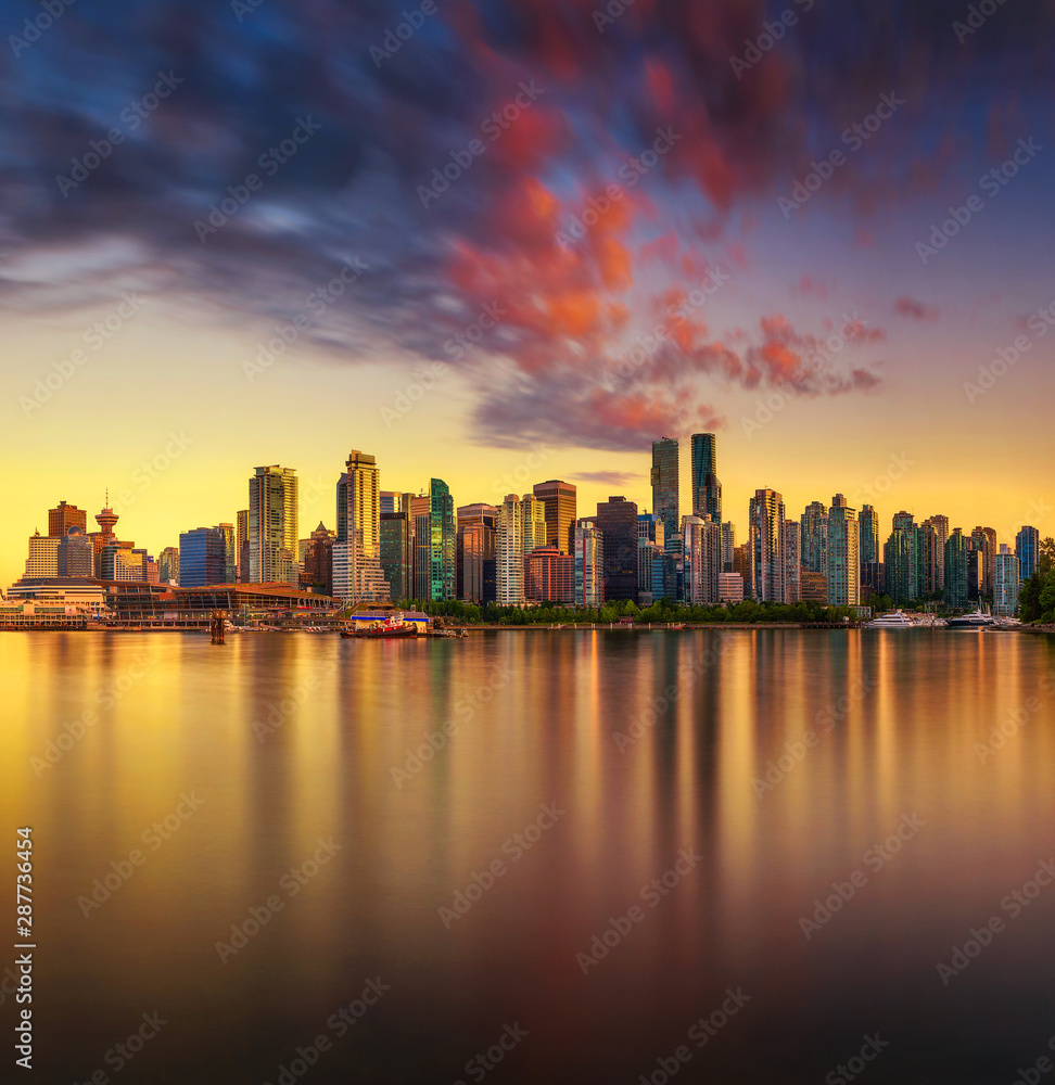 Fototapeta premium Zachód słońca na panoramę centrum Vancouver ze Stanley Park