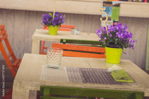 Foto table set in a beautiful shabby chic bitrot