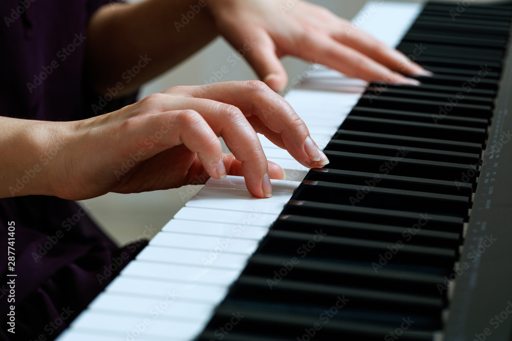 Obraz premium Young woman playing piano