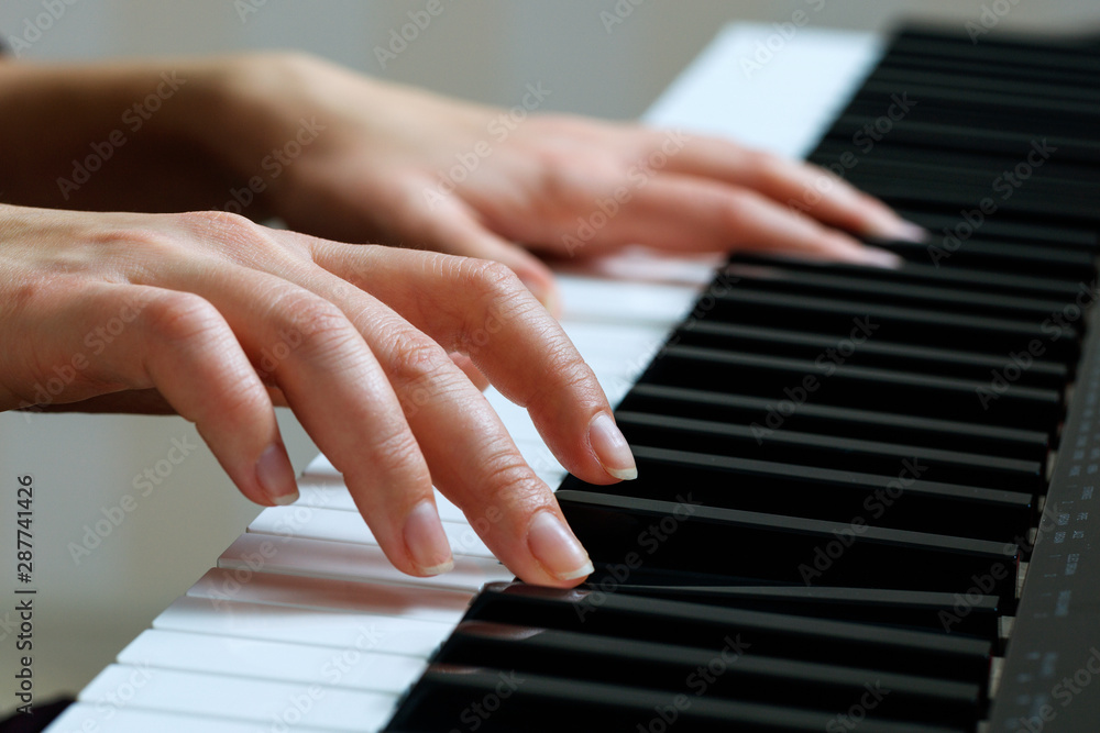 Obraz premium Young woman playing piano