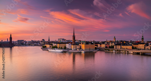 Malowniczy panoramiczny widok Gamla Stan, Sztokholm przy zmierzchem, stolica Szwecja.