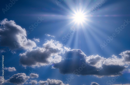 Sonnenstrahlen im Wolkenhimmel