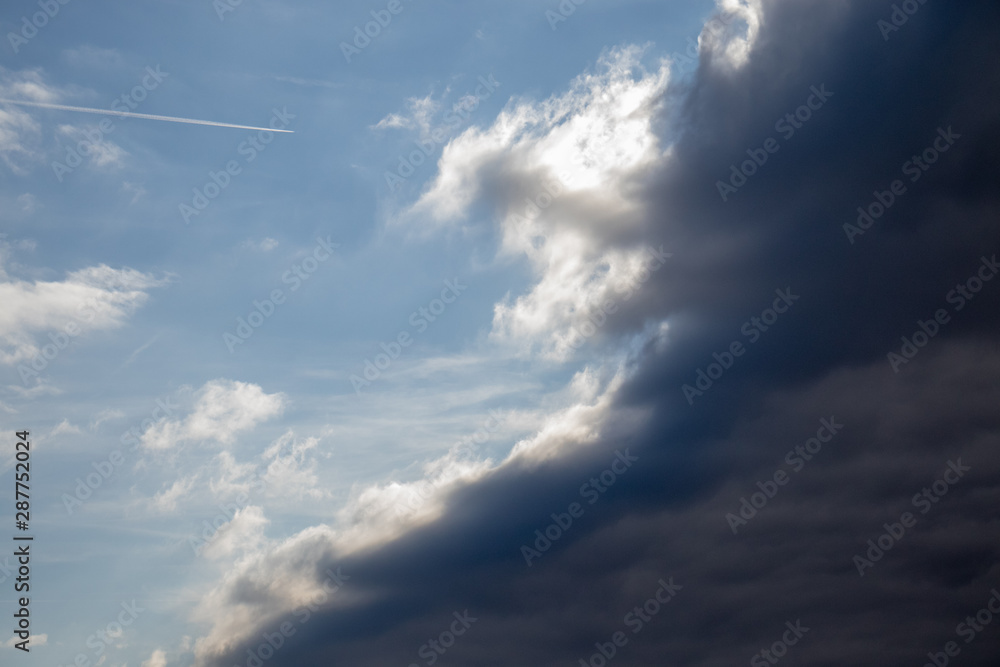 dramatische Wolken, blauer Himmel, wechselndes Wetter dramatische Wolken, blauer Himmel, wechselndes Wetter