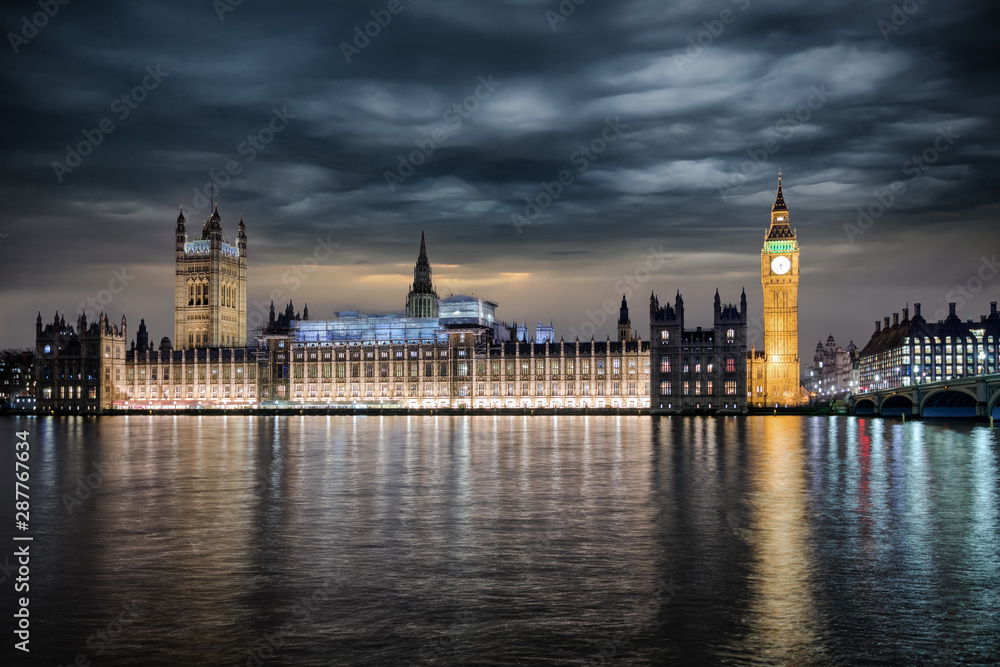 Εκτύπωση καμβά Der Westminster Palast in London mit Regierungssitz und Parlament bei Nacht mit