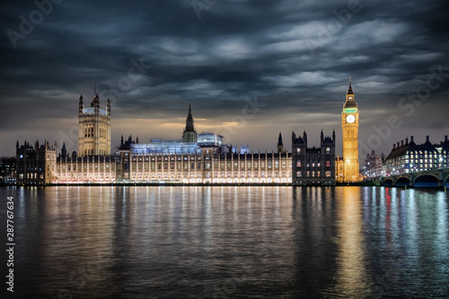 Der Westminster Palast in London mit Regierungssitz und Parlament bei Nacht mit starker Bew  lkung  Gro  britannien