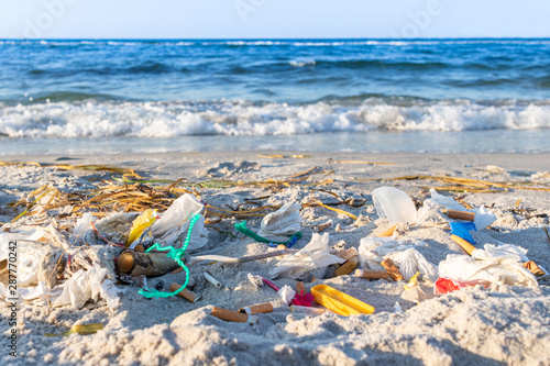 Strandverschmutzung durch Plastikteile und Zigarettenstummel