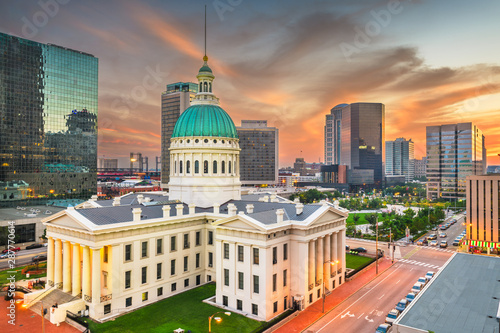 The old courthouse at dusk in downtown St. Louis, Missouri, USA. photo