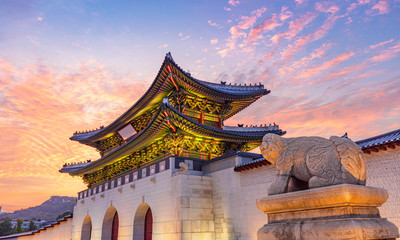 Fototapete Seoul Gyeongbokgung Palasttor in der Abenddämmerung  © kampon