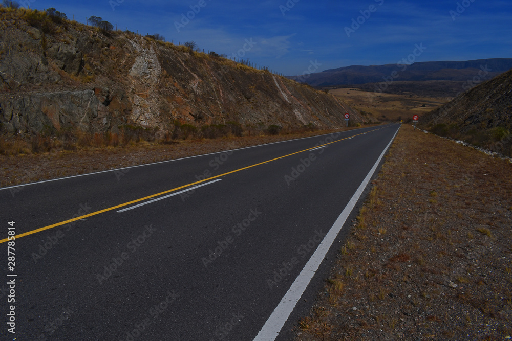 Fototapeta premium Ruta entre montañas