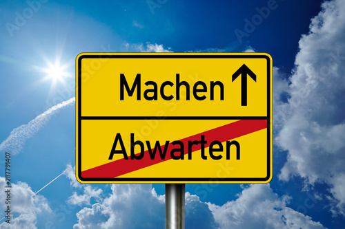 Schild mit Machen und abwarten