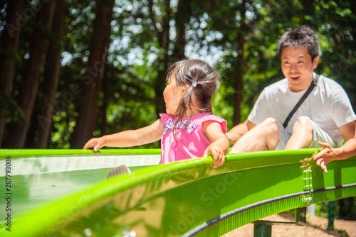 公園で遊ぶ親子 © shirohige