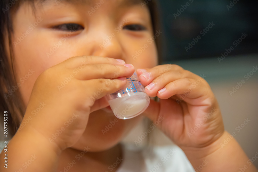 薬を飲む子供