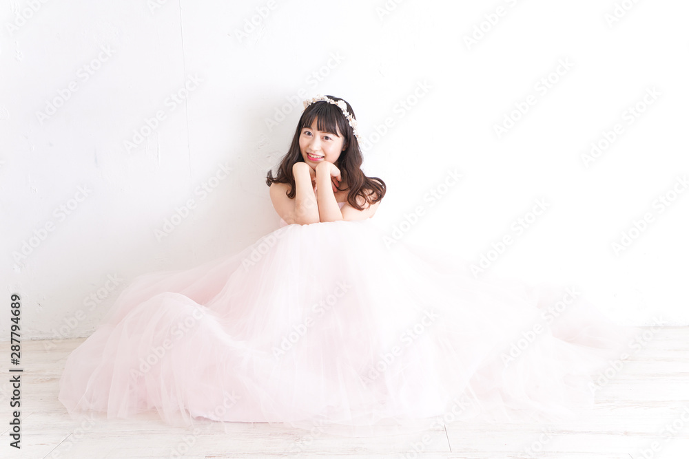 ウエディングドレスを着た笑顔の新婦