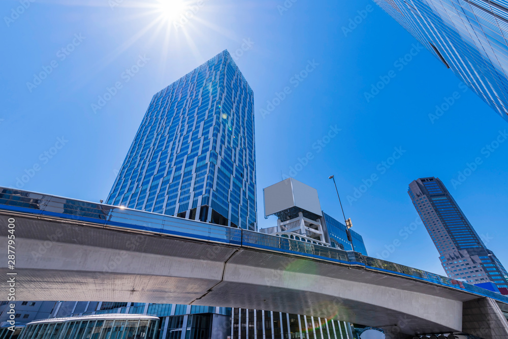 首都高速と渋谷駅東口の高層ビルディング