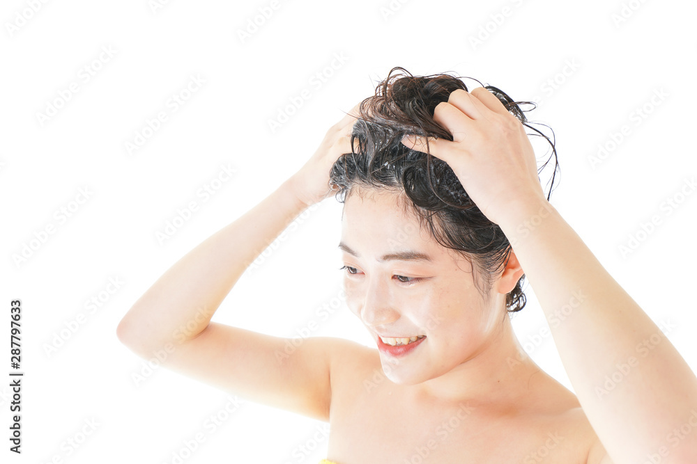 Fototapeta premium シャンプーをする若い女性