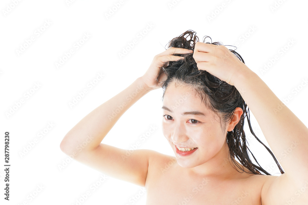Naklejka premium シャンプーをする若い女性