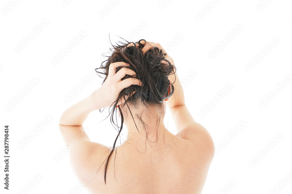 シャンプーをする若い女性