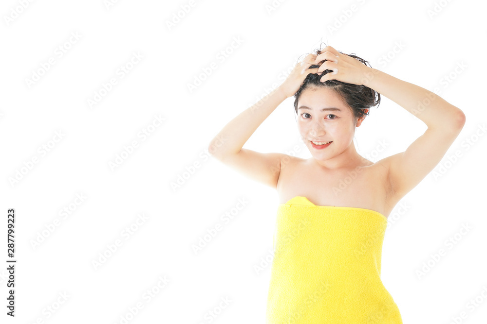シャンプーをする若い女性