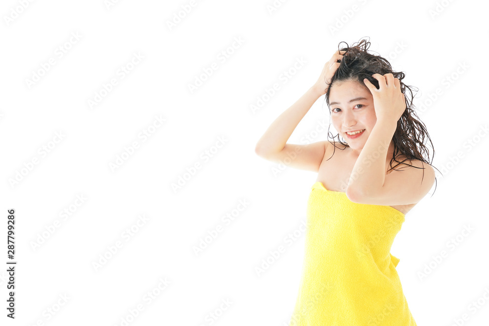 シャンプーをする若い女性