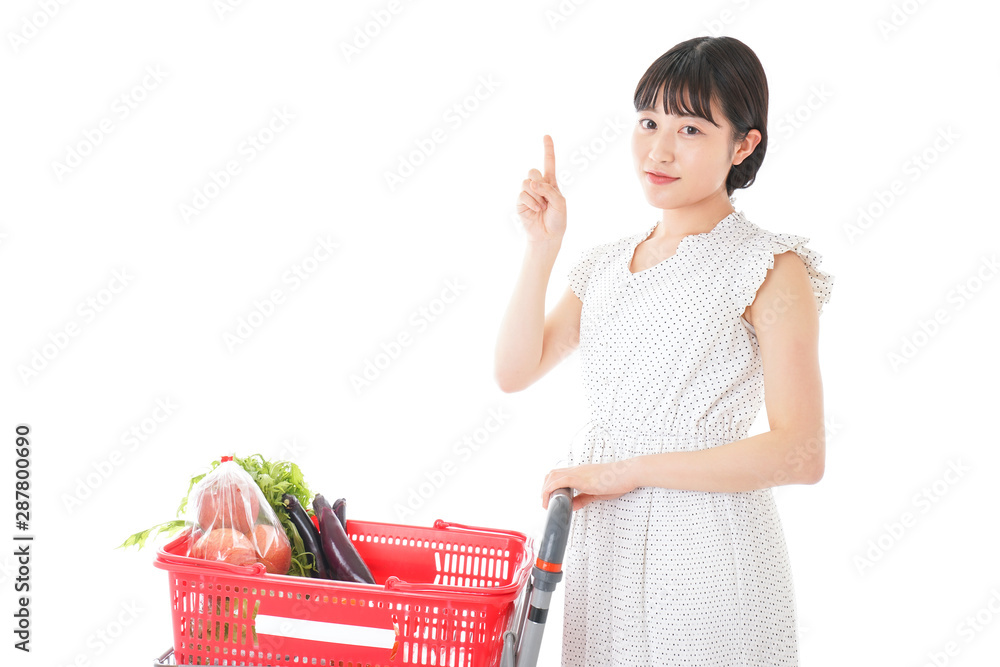 スーパーでポイントを指差す若い女性 スーパーでポイントを指差す若い女性