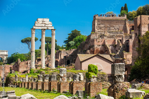 Tableau sur toile Remains of the Temple of Castor and Pollux and the Basilica Julia at the Roman F