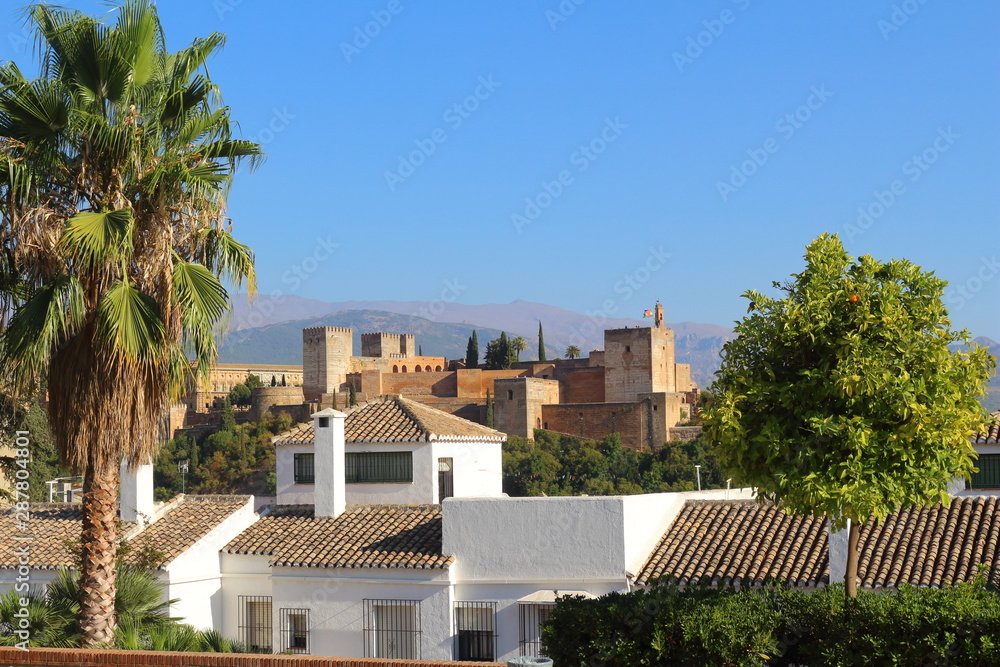 Vista panorámica de la fortaleza palacio de la Alhambra de Granada, en España