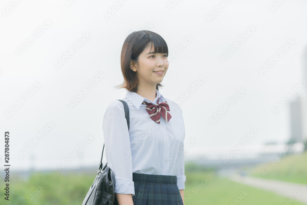 笑顔で通学する女子高生 笑顔で通学する女子高生