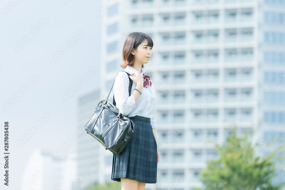 Fototapeta premium 笑顔で通学する女子高生
