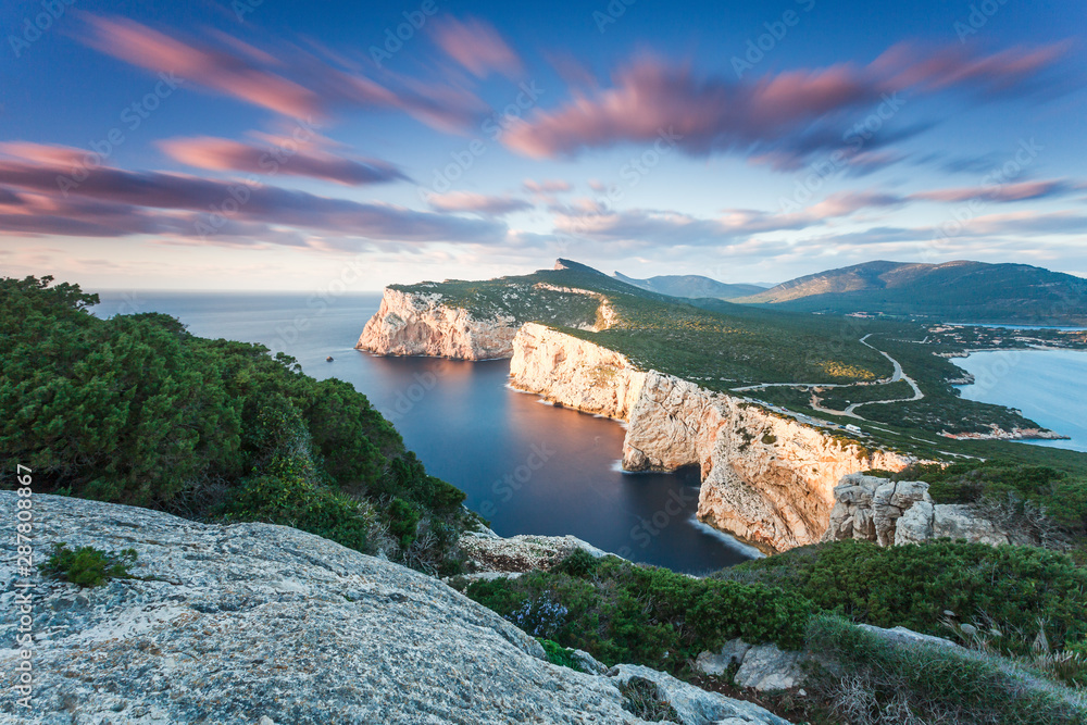 Langzeitbelichtung der Küste Capo Caccia von einem Aussichtspunkt auf Sardinien. - obrazy, fototapety, plakaty 