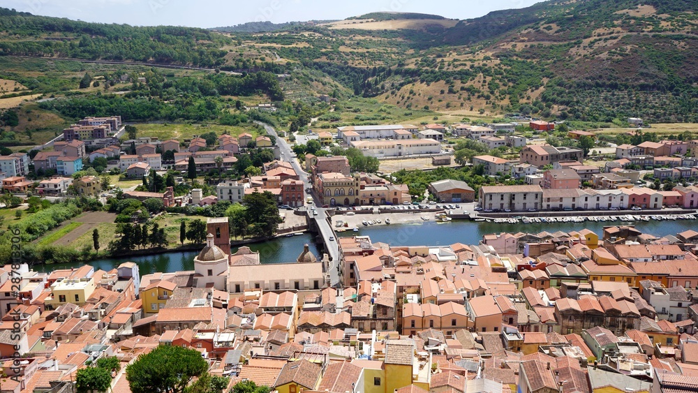 Le village de Bosa et la rivière Terno, Sardaigne, Italie