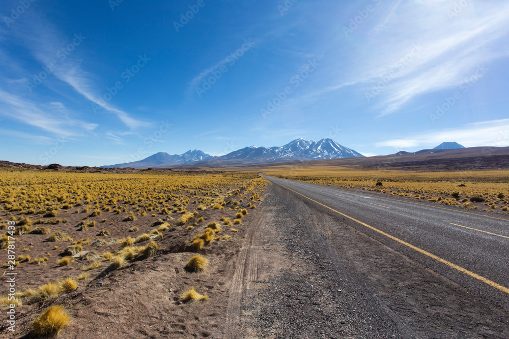 Naklejka premium Beautiful street view in andes