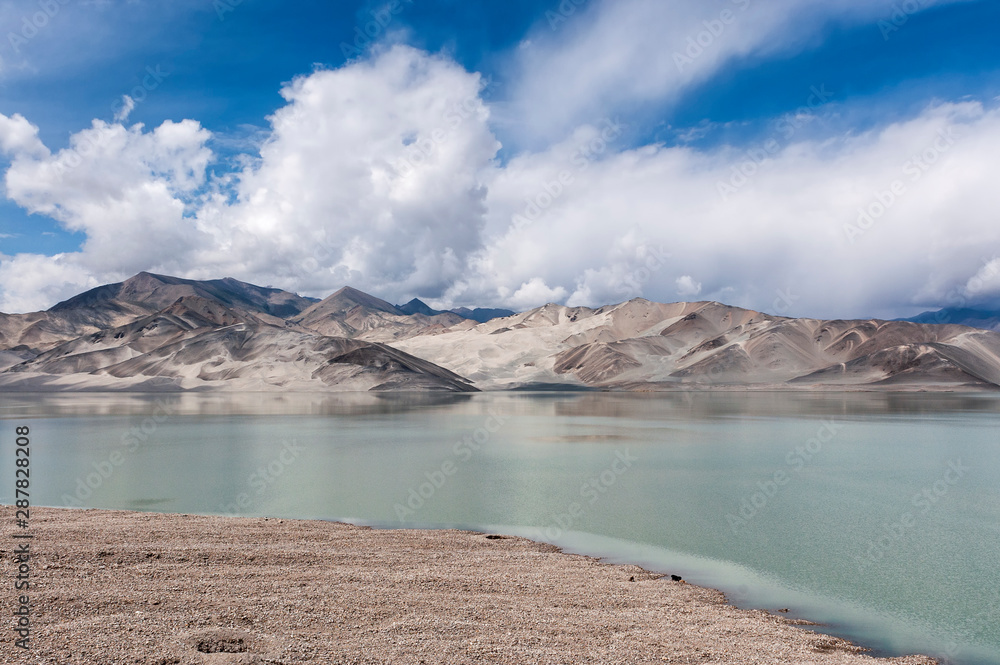 Φωτογραφία View of the sand dunes along the Karakoram Highway with the mountains on the bac