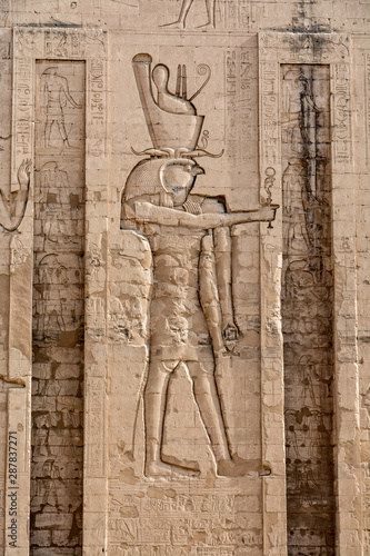 Fotografie Main entrance pylon to the Horus Temple in Edfu, Egypt