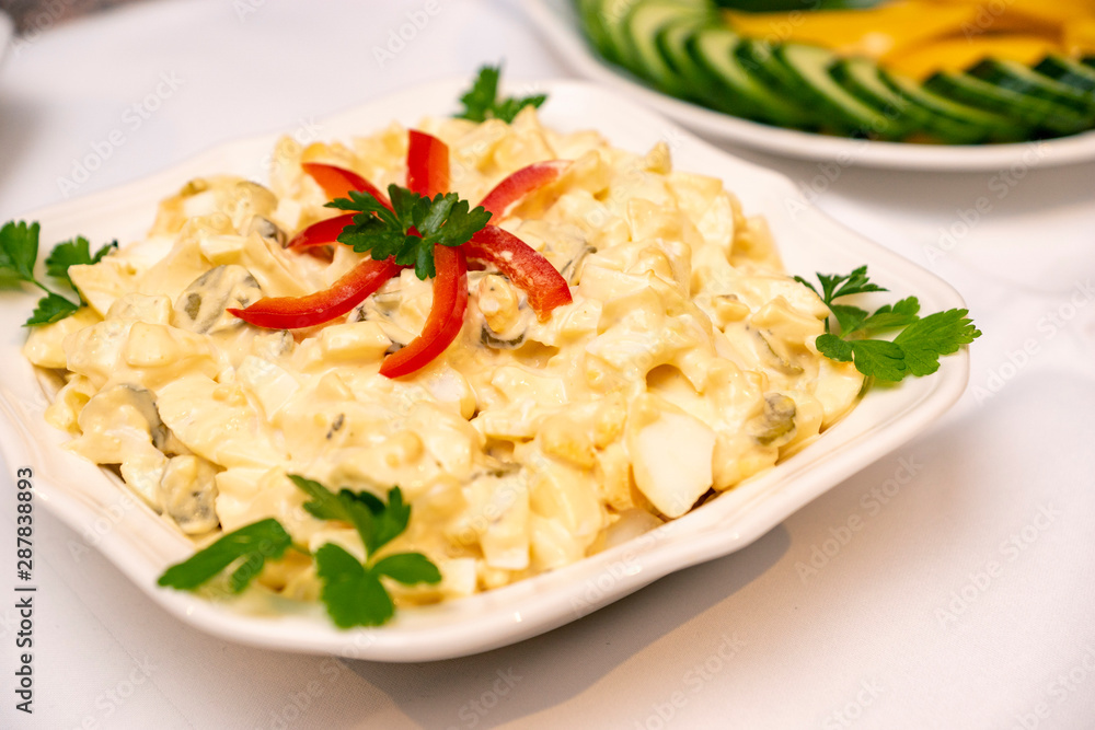 Kartoffelsalat am Buffet, hüschdekoriert und angerichtet, deutscher Kartoffelsalat mit Petersilie