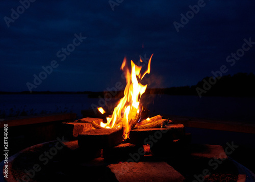 Lagerfeuer bei Nacht im Dunkeln in Schweden beim Camping photo