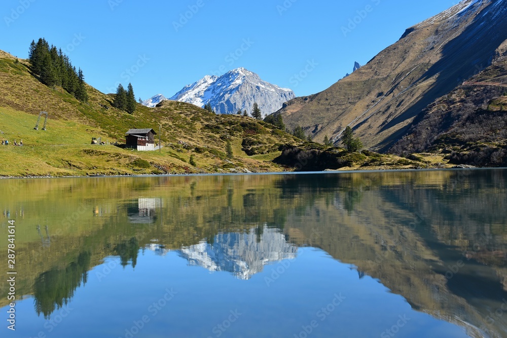 Schweizer Bergsee im Herbst, Trübsee Switzerland