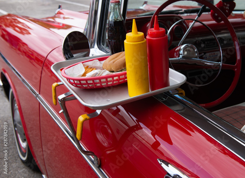 Fotografie 50's car with drive thru hamburger stand items on tray