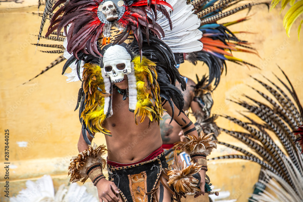 San Cristobal de las Casas, Chiapas / Mexico »; April 2018: A Mayan with a white skull doing a Mayan ritual in the streets of San Cristobal