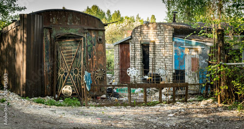 Vászonkép various shacks situated in the forest.
