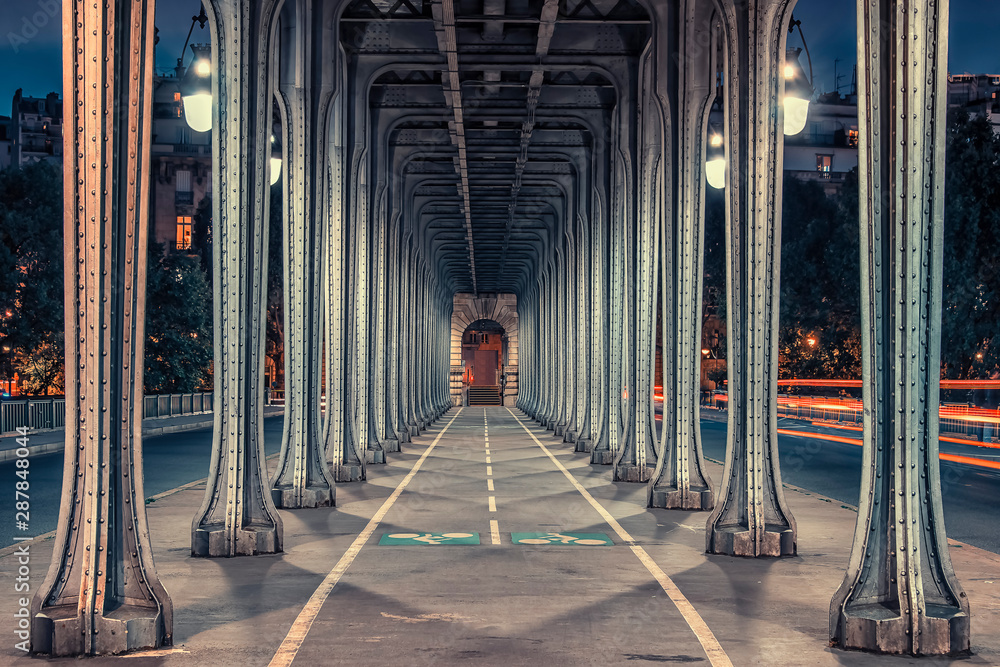 Fototapeta premium Bir-Hakeim bridge at sunset in Paris