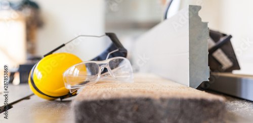 Arbeitsschutz Schutzbrille und Gehörschutz auf Abrichte Dickenhobel in Werkstatt Hörschutz, Lautstärke, Augenschutz Hobelmaschine