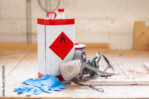 Wallpaper Mural Brandgefahr Reinigungsmittel Holzöl und Arbeitsschutz Atemmaske und Handschuhe Gummihandschuhe auf Werkbank Werkstatt Ölen Lackieren Holzwerkstatt, Torontodigital.ca