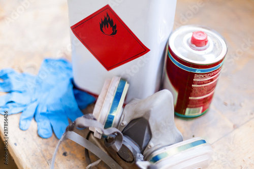 Wallpaper Mural Brandgefahr Reinigungsmittel Holzöl und Arbeitsschutz Atemmaske und Handschuhe Gummihandschuhe auf Werkbank Werkstatt Ölen Lackieren Holzwerkstatt, Torontodigital.ca