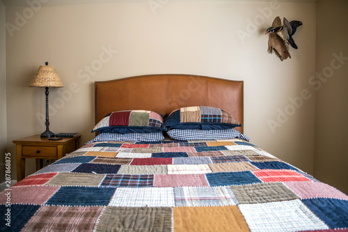 Foto Teen traditional boy bedroom in a suburban home house with plaid comforter