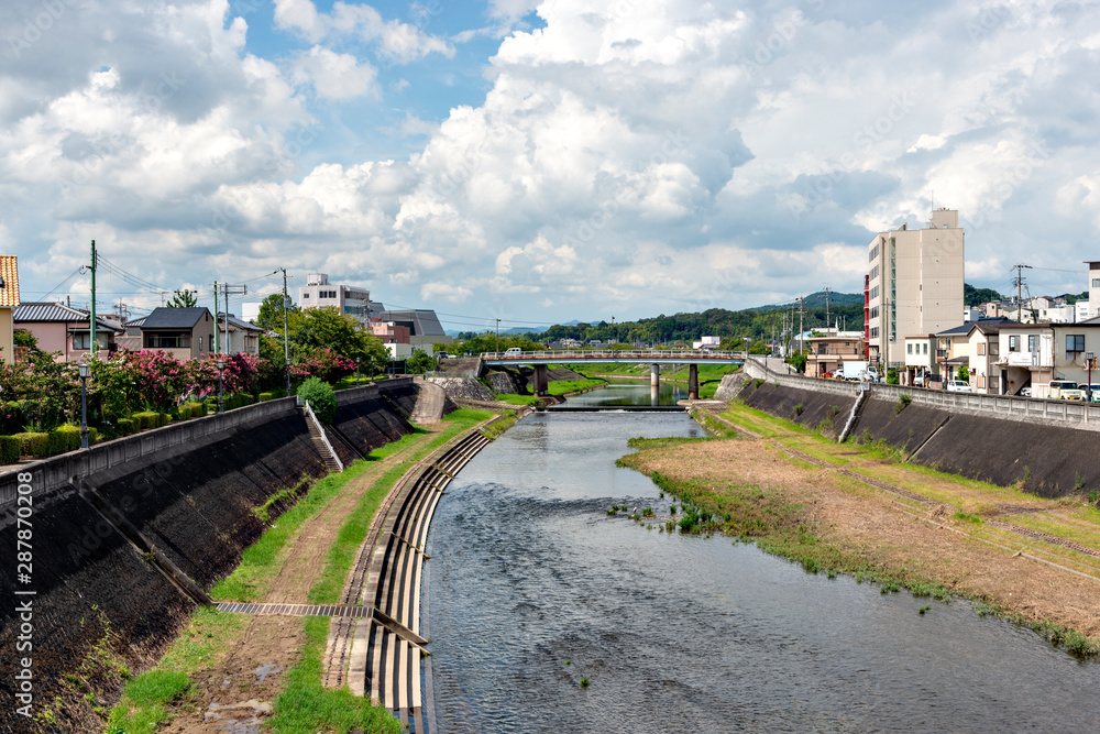 Fototapeta premium Rzeka Muko przez miasto Sanda w Hyogo w Japonii