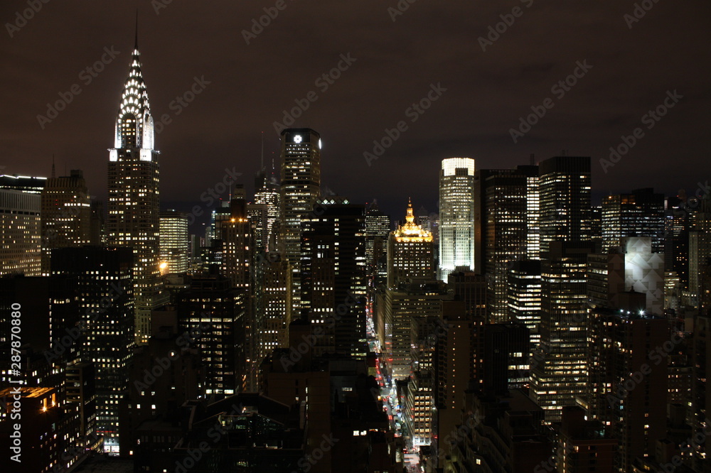 Obraz premium New York City landscape in deep night showing these amazing city lights
