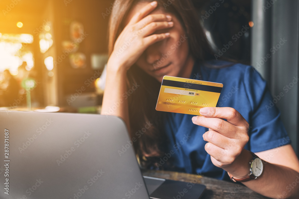 Ταπετσαρία Closeup image of an Asian woman get stressed and broke while holding credit card