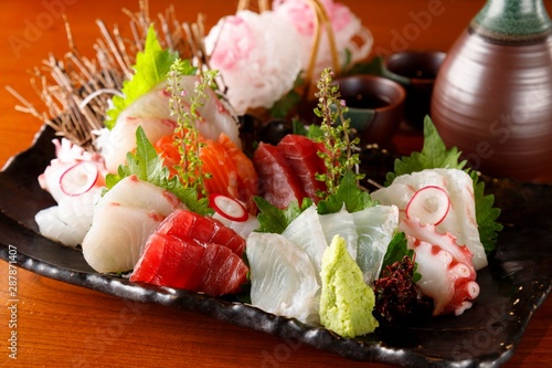 Japońskie jedzenie pokrojone w surowe ryby Sashimi 刺身